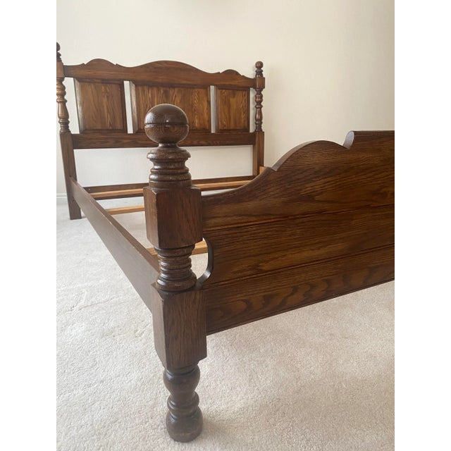 1970s Pennsylvania House Solid Oak Cannonball Style American Tradition With Colonial Charm Queen Bed Excellent Condition. For Sale - Image 5 of 15