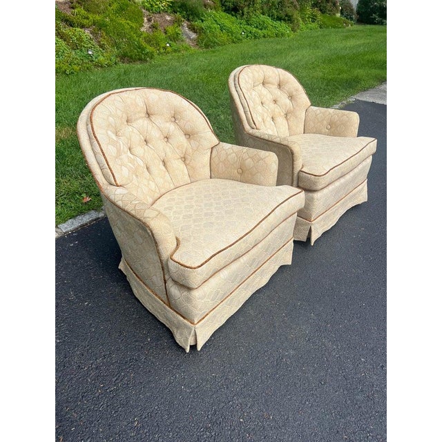 1970s Pair of Tufted Button Back Swivel Chairs in a Cream Color With Brown Piping For Sale - Image 5 of 18