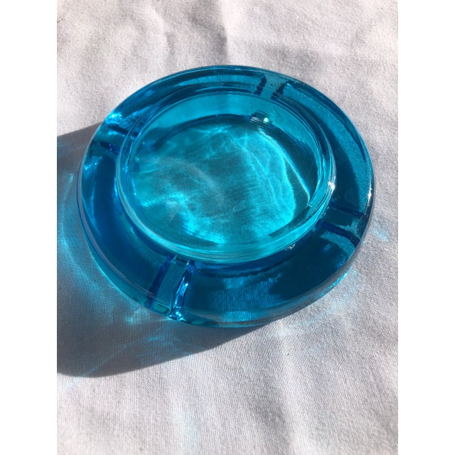 Glass 1970s Clear Turquoise Blue Round Ashtray Mid-Century Modern For Sale - Image 7 of 9