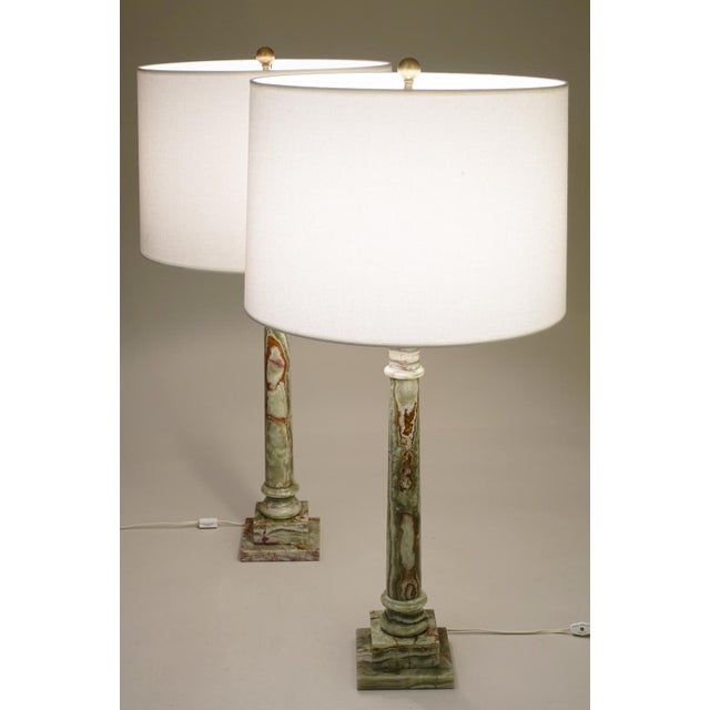 XL Pair Neo Classic Hollywood Regency Modern Green & Rust Onyx Marble Tuscan Style Column Table Lamps 1960's Italy For Sale - Image 11 of 14