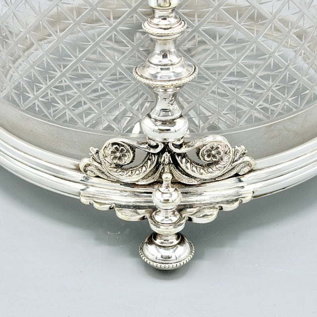 A beautiful late Victorian to Edwardian silver-plated biscuit barrel, dating from approximately 1900–1910, featuring a...
