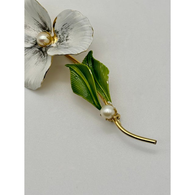 Hattie Carnegie Vintage Hattie Carnegie Pansy Brooch, White and Green Enamel For Sale - Image 4 of 9
