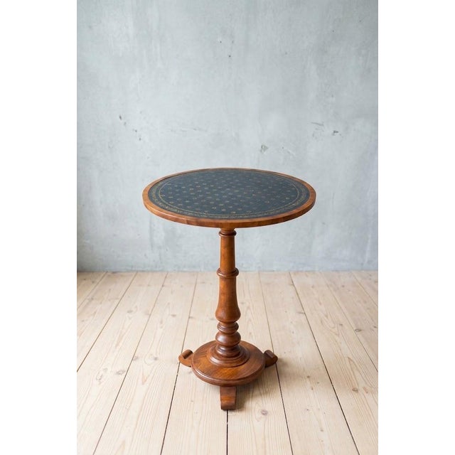 A simple and elegant English William IV mahogany occasional or lamp table, dating from circa 1830. The table features a...