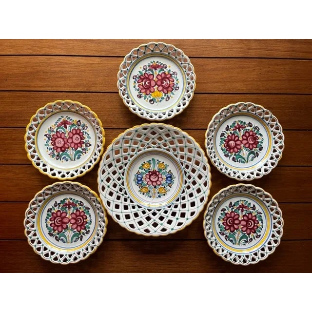 Decorative hand painted lattice work plates and center piece 1 Center piece 10,5 diameter 5 plates 7,5 diameter
