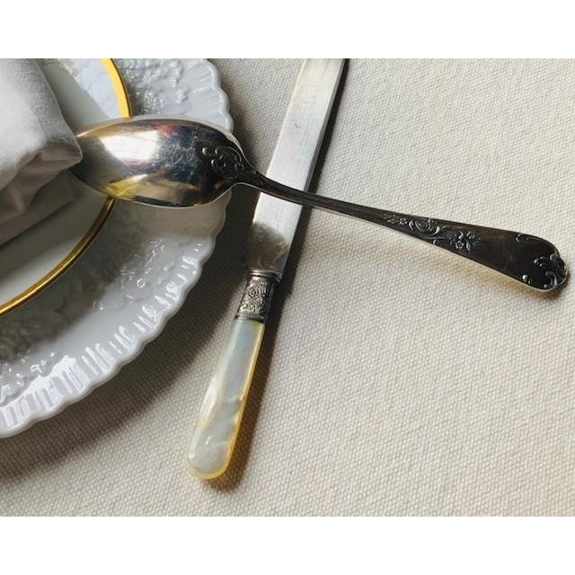 Six Mother-of-Pearl & Silver Dinner Knives — Landers, Frary & Clark Aetna Works — American Edwardian Table, C. 1900–1915 For Sale - Image 11 of 17