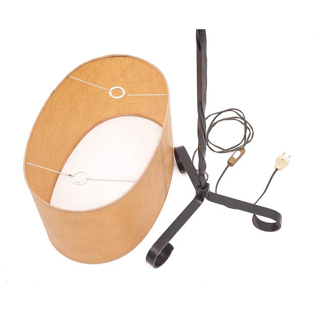 Vintage wrought iron floor lamp with two lights. Original oiled paper lampshade. Cups and candlesticks. 2.50 m thread....