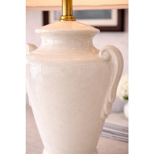 Late 20th Century Coastal Breeze White Crackle Glaze Urn Table Lamp — 27” Ceramic Urn With Handles & Linen Shade For Sale - Image 4 of 6
