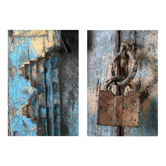 This imposing Indian door in weathered solid wood stands proudly on its feet, transforming a traditional architectural...