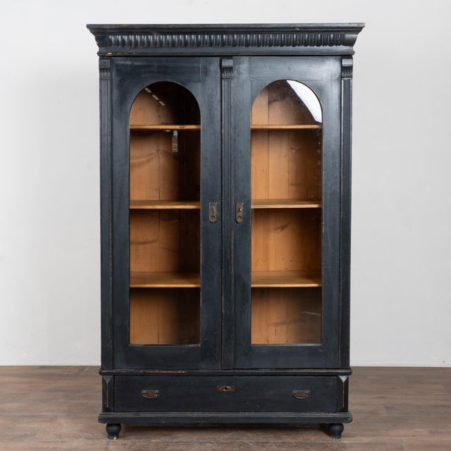 Traditional Early 20th-Century Hungarian Black Painted Display Cabinet Bookcase For Sale - Image 3 of 12