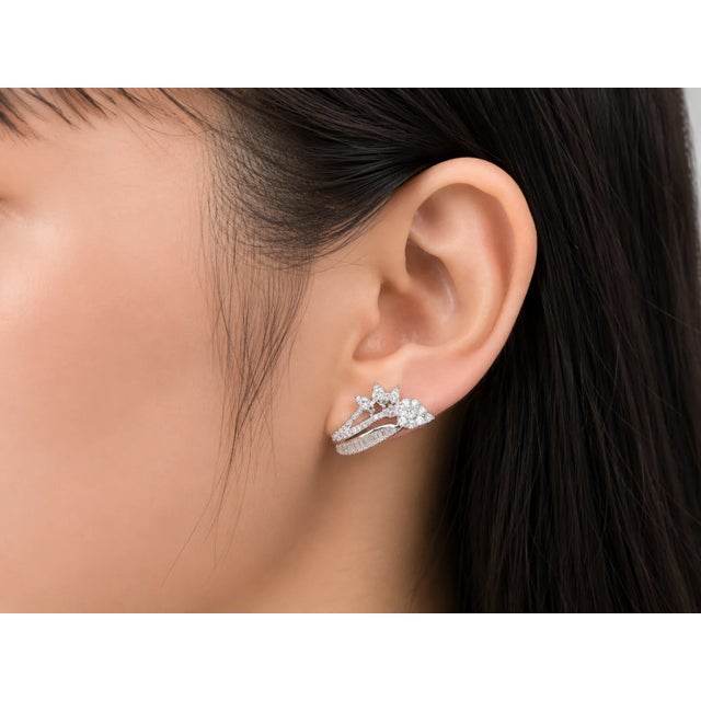 Art Deco Late 20th Century Pair of 18K White Gold Designer Diamond Flower French Clip Earrings For Sale - Image 3 of 3