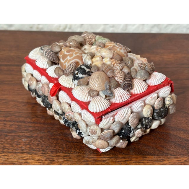 Charming 1980s souvenir folk art shell box, a pretty reminder of that trip to the beach. Box interior is lined in red...