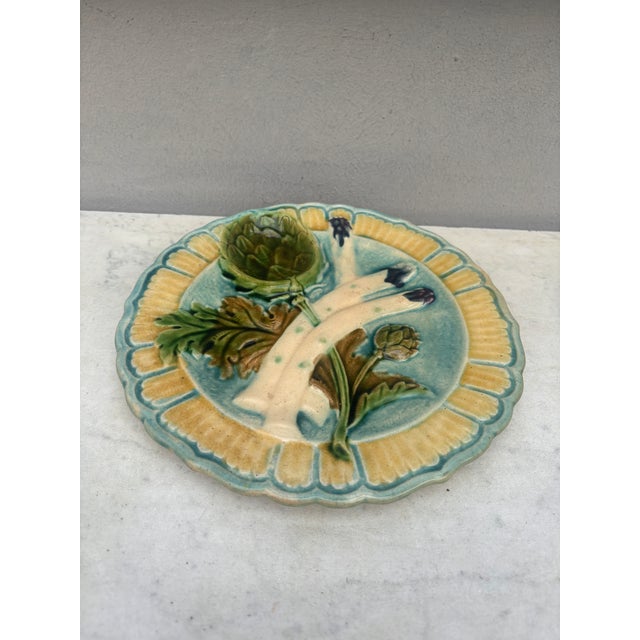 French Majolica asparagus and artichoke plate Salins, circa 1890.