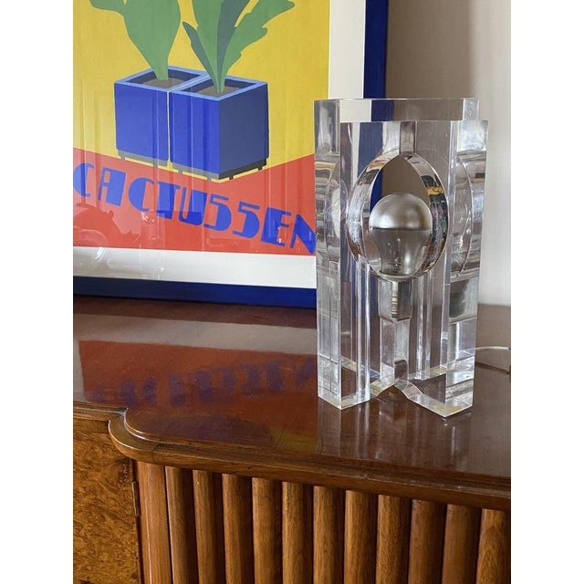 Mid-Century Modern Sculptural Acrylic Table Lamp by Sandro Petti for Maison Jansen, France, 1970s For Sale - Image 3 of 18