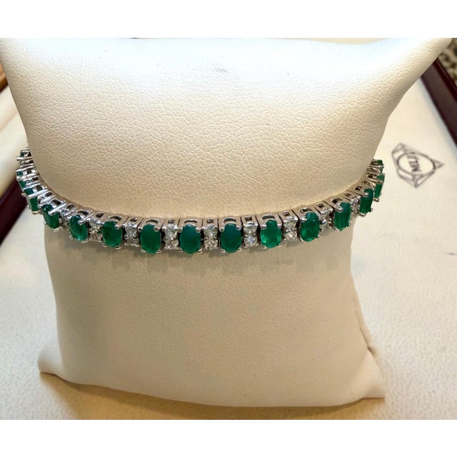 Modern 15 Carat Natural Emerald & 2.2 Carat Diamond Tennis Bracelet 14 Kt White Gold For Sale - Image 3 of 8