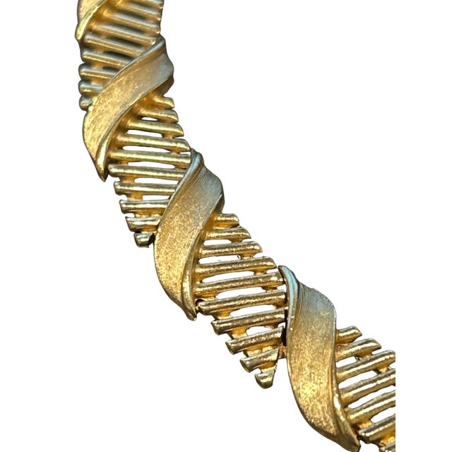 1950s 1950s Crown Trifari Signed Gold Tone Ribbon Necklace For Sale - Image 5 of 7