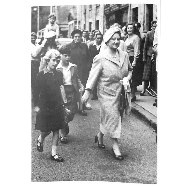 "The Royal Shopping Guide" 1984 Grunfeld, Nina For Sale In New York - Image 6 of 12