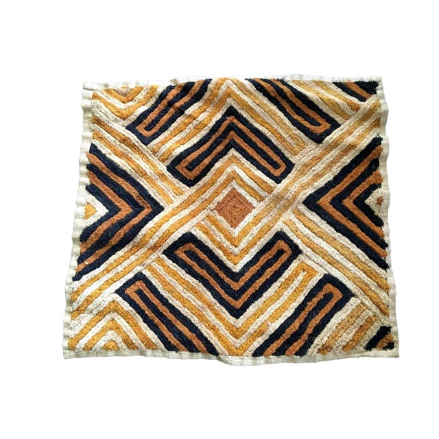 1980s African Kuba Kasai Velvet Raffia Textile Zaire 25 "By 22.25" For Sale - Image 5 of 7
