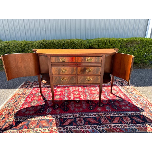1980s Vintage Drexel Federal/Hepplewhite Style Flame Mahogany Sideboard For Sale In Charleston - Image 6 of 8