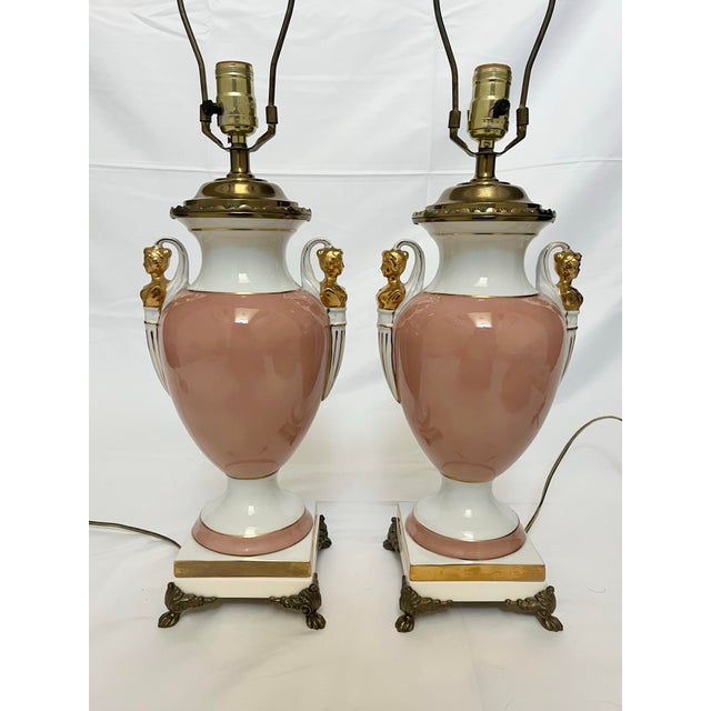 Elegant Pair of Vintage Paul Hansen Regency Trophy Lamps — Shell Pink, White & Gold Add a touch of timeless Regency...