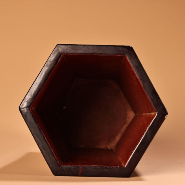 Late 20th Century Vintage Hand-Painted Gilt Black Lacquer Hexagonal Brush Pot With Dragon Motif For Sale - Image 5 of 9
