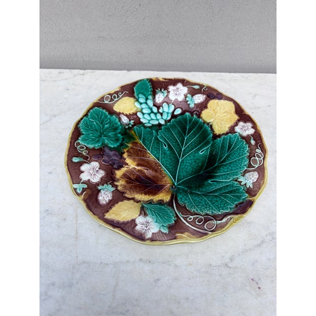 19th Century Majolica Strawberries & Grapes Plate signed Wedgwood. Diameter / 8.7 inches.