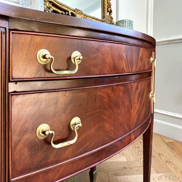 American Mid 20th Century Federal Bow Front Flame Mahogany Server | Console | Petite Sideboard For Sale - Image 3 of 11