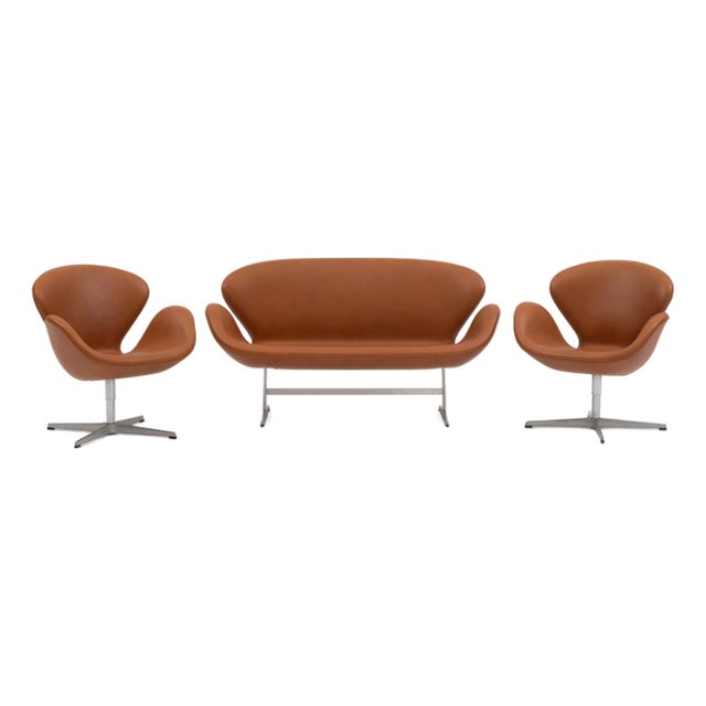 Arne Jacobsen “Swan” Sofa & Pair of Chairs in Cognac Leather for Fritz Hansen - Set of 3 For Sale