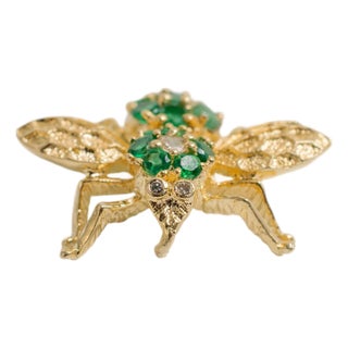 Late 20th Century Vintage 18k Yellow Gold Green Emeralds Diamond Bee Pendant For Sale