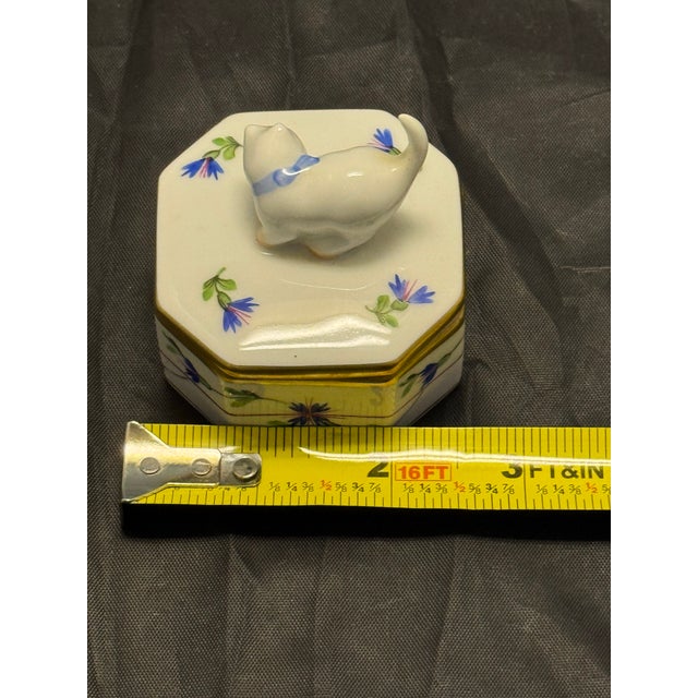 White Mid 20th Century Herend Hungary Blue Garland PBG Hand Painted Octagon Box Kitty Cat Finial 6074 For Sale - Image 8 of 10