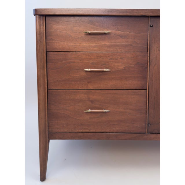 Brown 1960s Mid Century Broyhill Saga 9 Drawer Dresser With 6 Etched Starburst Mirror For Sale - Image 8 of 12