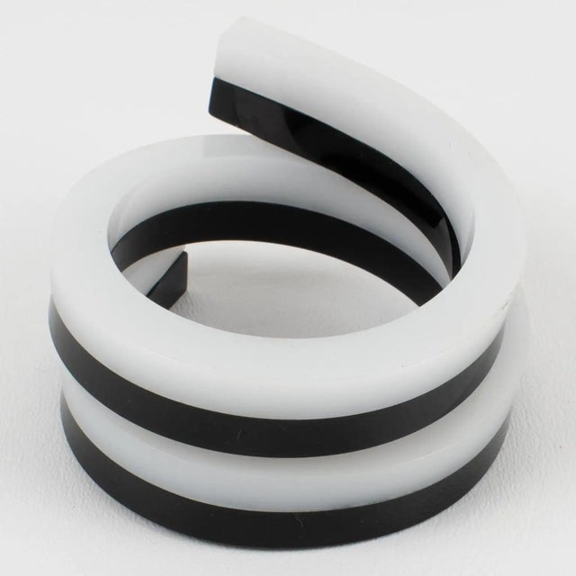 Black and White Multi-Layer Lucite Coiled Bracelet Bangle For Sale In Atlanta - Image 6 of 11