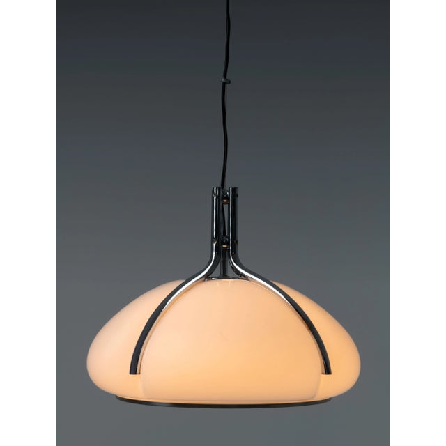 This Quadrifoglio pendant lamp consists of a white acrylic lampshade supported by four chromed metal rods. On the inside...