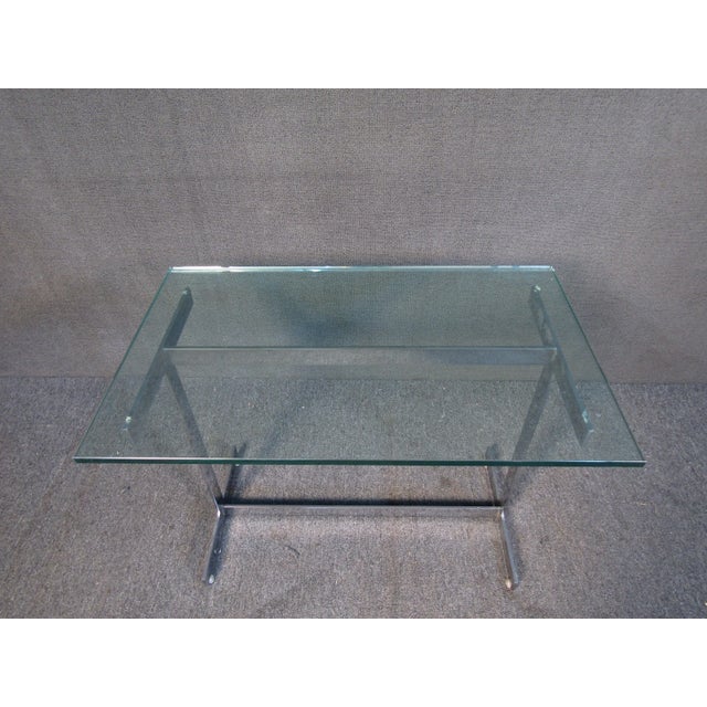 Metal Mid 20th Century Glass and Chrome Side Table in the Style of Milo Baughman For Sale - Image 7 of 11