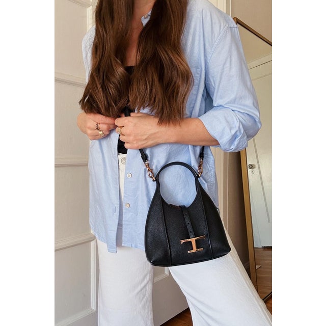 Authentic Tod’s bag circa 2018-2023 In great condition Black pebbled leather Removable crossbody strap Gold hardware No...