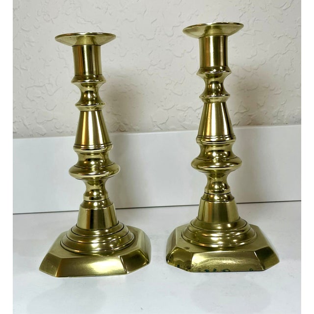 English Pair of Vintage 19th Century English Brass Candlestick Holders For Sale - Image 3 of 5