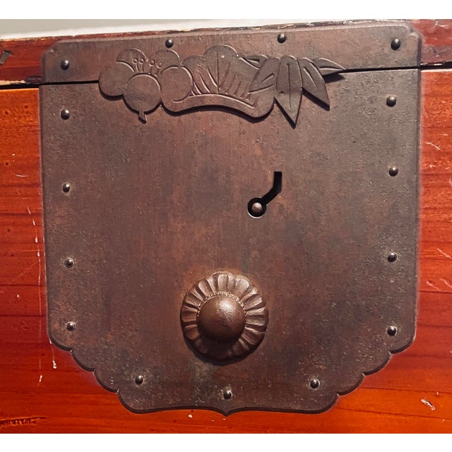 Antique Japanese Meiji/Taisho Era Two-Section Kiri Wood Isho Tansu Chest, C. 1900–1920 For Sale - Image 9 of 9