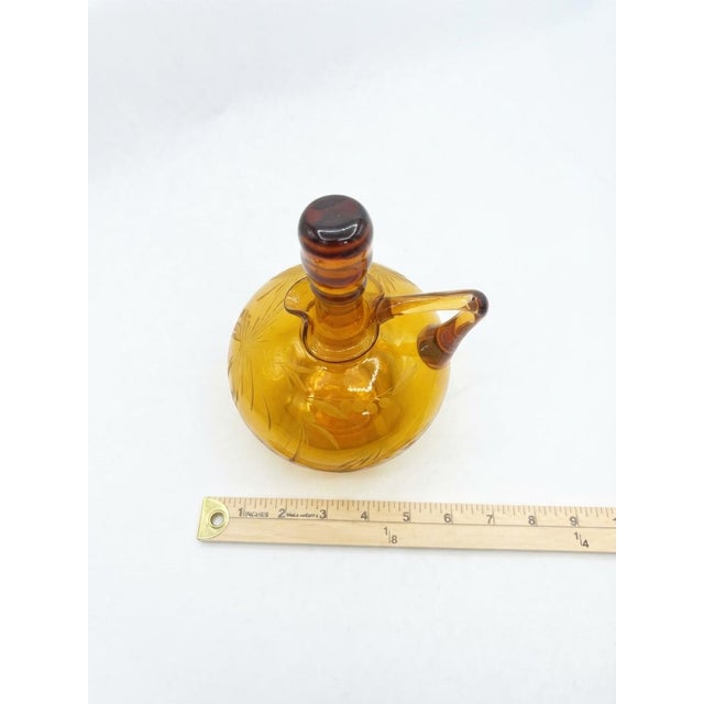 Mid-Century Modern Vintage Amber Glass Cruet With Etched Floral Star Motif and Stopper For Sale - Image 3 of 3