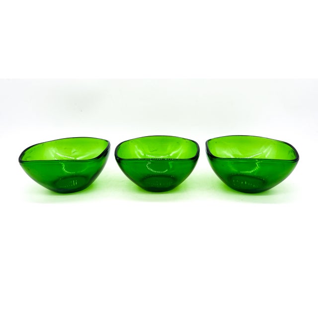 Anchor Hocking French Vereco Mid-Century Modern Emerald Green Glass Bowls – Set of 4 - French Modern, Minimalist For Sale - Image 4 of 17