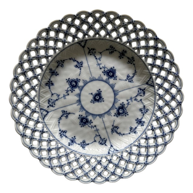 Blue Fluted Full Lace Musselmalet #1098 Open Plate from Royal Copenhagen, 1985 For Sale