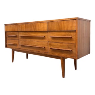 Vintage Mid-Century Modern Low Dresser With Sculpted Pulls and Tapered Legs. For Sale