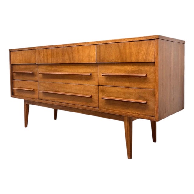 Vintage Mid-Century Modern Low Dresser With Sculpted Pulls and Tapered Legs. For Sale