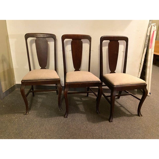 1910s Arts & Crafts Queen Anne Style Oak and Lee Jofa Linen Dining Chairs, Set of 3 For Sale - Image 5 of 13