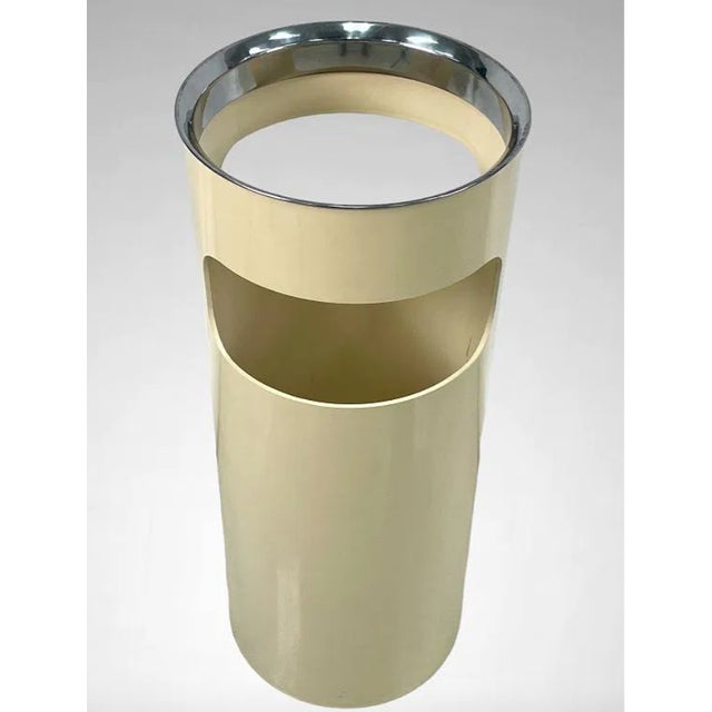 A striking 1970s Space Age umbrella stand designed by Gino Colombini for Kartell. This mid-century modern piece features a...