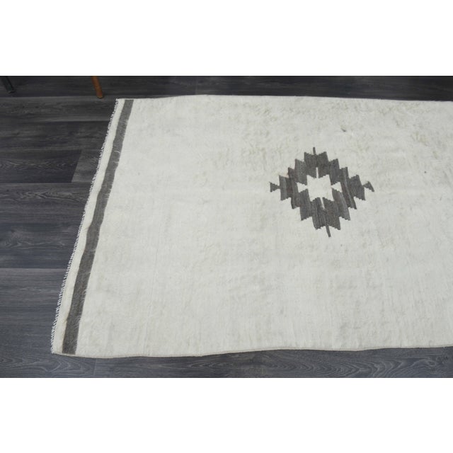 White 1970's Turkish Handmade Beige Kilim Rug For Sale - Image 8 of 11