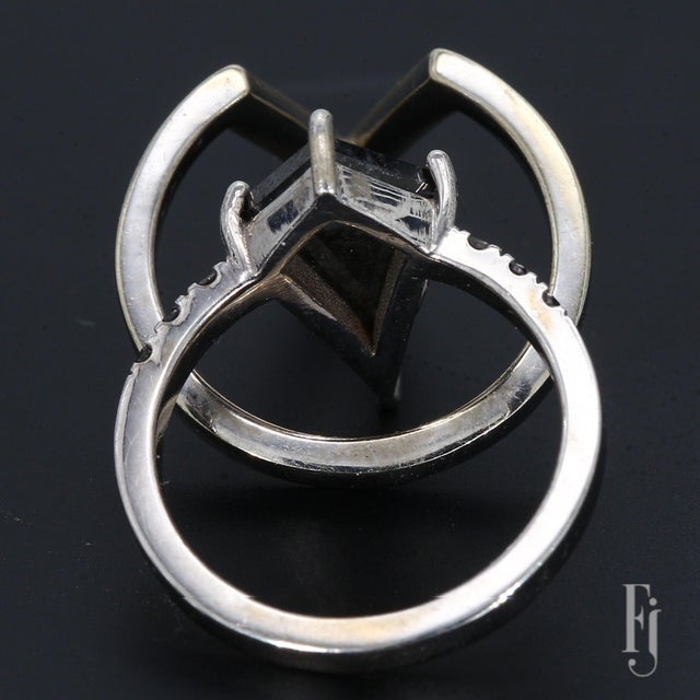 Contemporary 14k White Gold Ring With Kite-Cut Salt & Pepper Diamond - Size 5.75 For Sale - Image 3 of 4