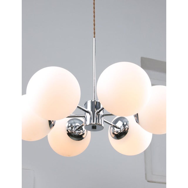 Takes 6x e27 light bulb (not included). A standard e26 american/canadian size also fits (tested). Works with 220v as well...