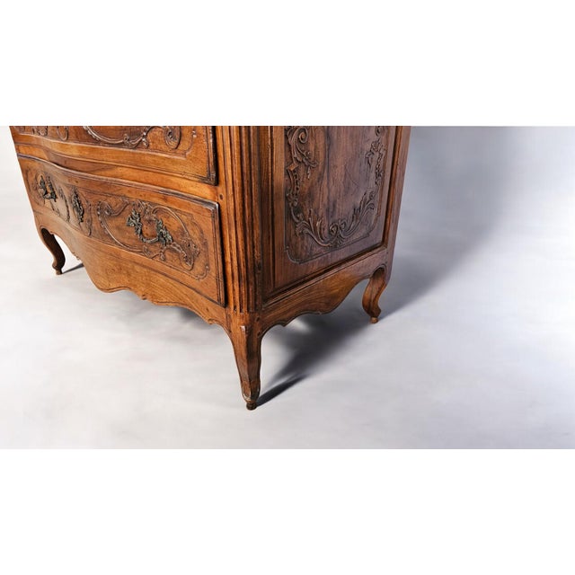 Mid 18th Century Antique Italian Louis Xv Chest of Drawers in Walnut, 1750s For Sale - Image 5 of 17