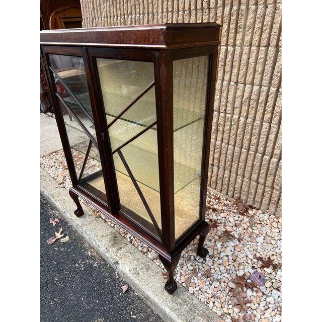 Antique Chippendale Ball and Claw Feet Style Mahogany Display Cabinet With 2 Doors and 2 Shelves For Sale - Image 4 of 10