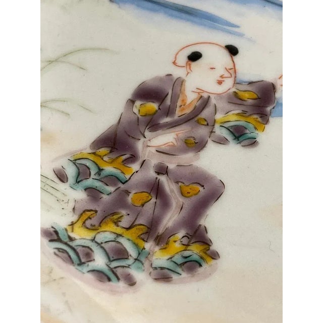 Japanese Meiji Plate in Famille Rose Porcelain, 1830s For Sale - Image 4 of 10