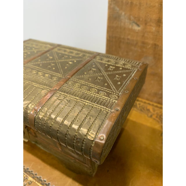 1940s Vintage Hammered & Tooled Brass Casket With Copper Accents For Sale - Image 5 of 7